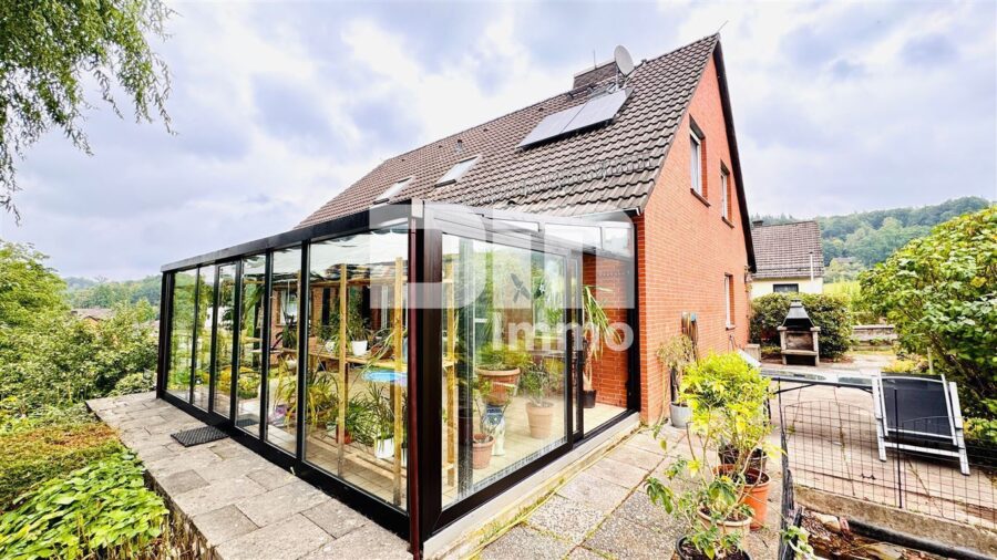 Modernisiertes Einfamilienhaus mit Einliegerwohnung, Wintergarten, Sauna und 2 Garagen - Titel Rückansicht / Wintergarten